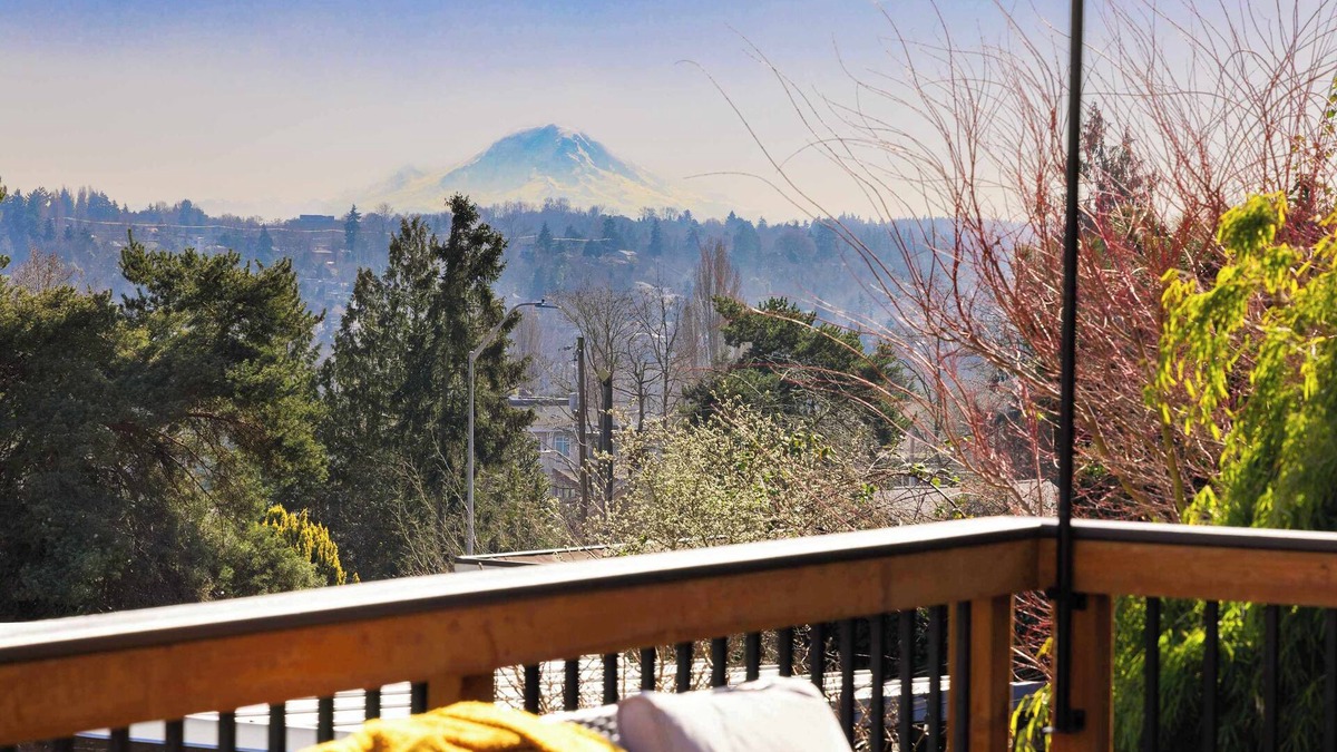 Genesee House | Modern 3BR Retreat w/City Views & 2 Living Spaces