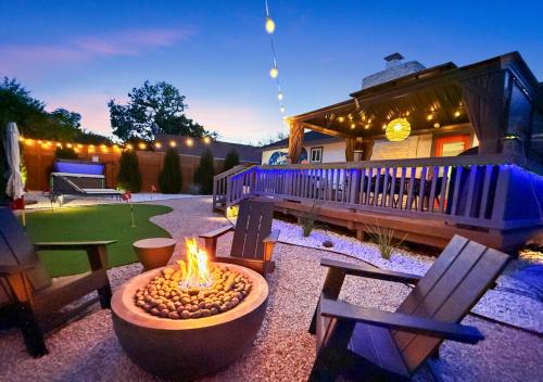 Greenslopes At Lake Creek House | Modern 3BR Retreat with Fun Yard, Mini-Golf, Hot Tub & BBQ Dining Deck
