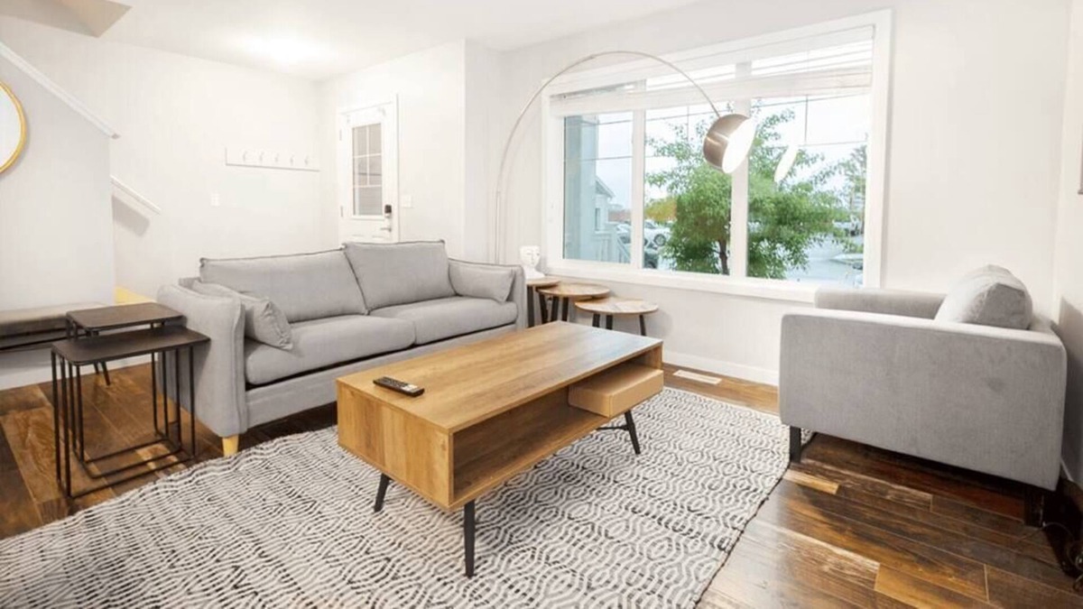 Fort Gary House | Modern 3BR Townhouse with Parking & Laundry