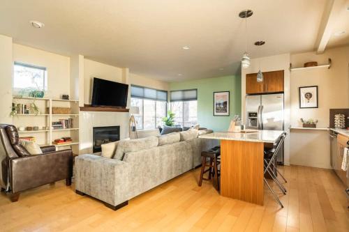 King House | Modern 3BR - Walk to Alberta Eats & Coffee