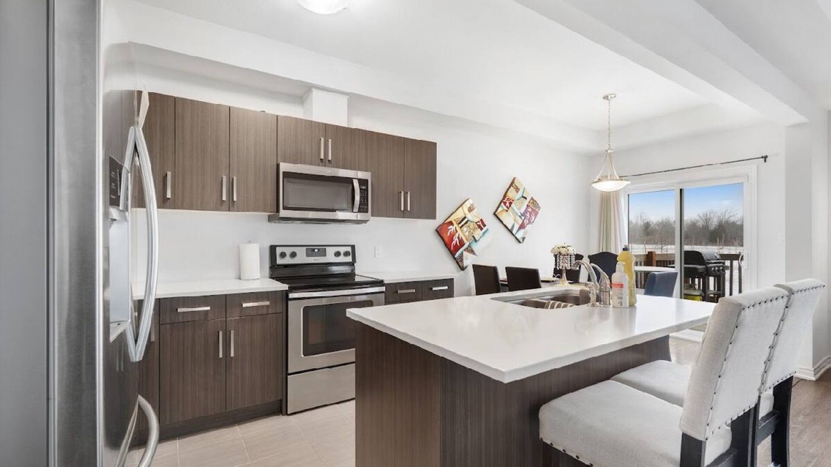 Welland House | Modern 3BR Welland Retreat | 5 Min to Shops, Dining & Trails