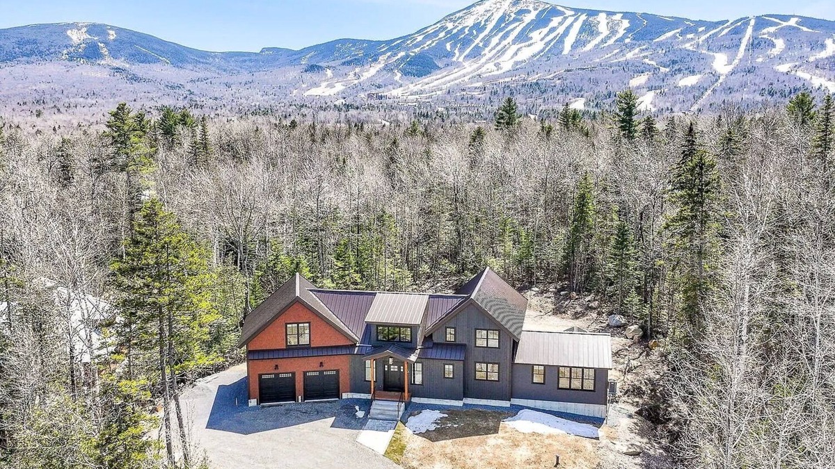 Carrabassett Valley House | Modern 4-bedroom house with WiFi and AC in fabulous Carrabassett Valley