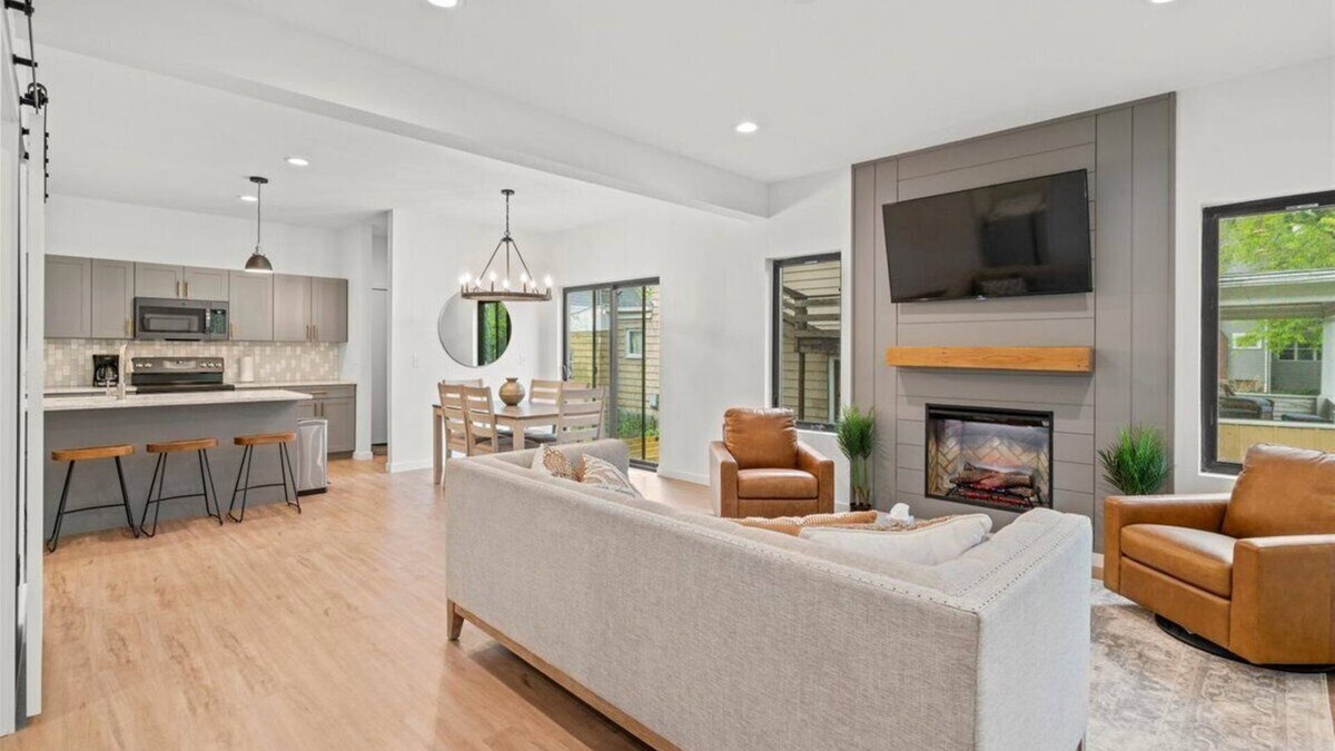Cedar Falls House | Modern 4 Bed/3.5 Bath Farmhouse Steps to Downtown CF!
