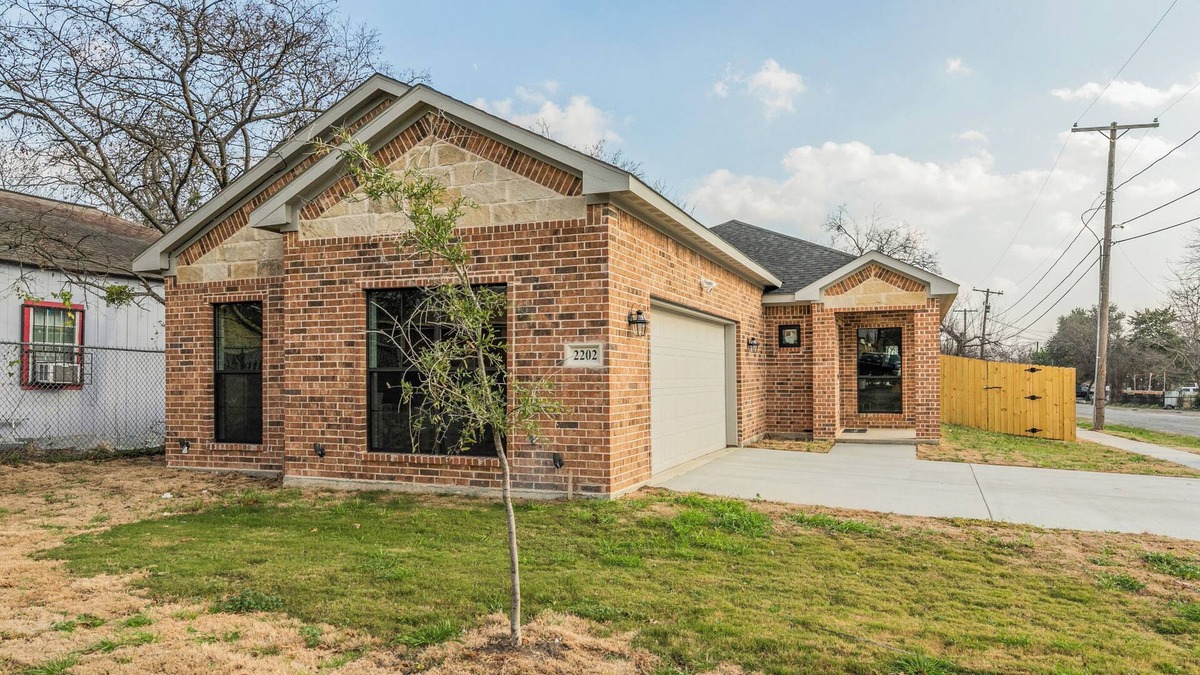 Cedar Crest House | Modern 4 Bed - By Dallas Zoo & Reunion Tower