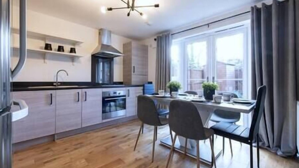 Liberton House | Modern 4-Bed Edinburgh House with Private Parking at City Centre