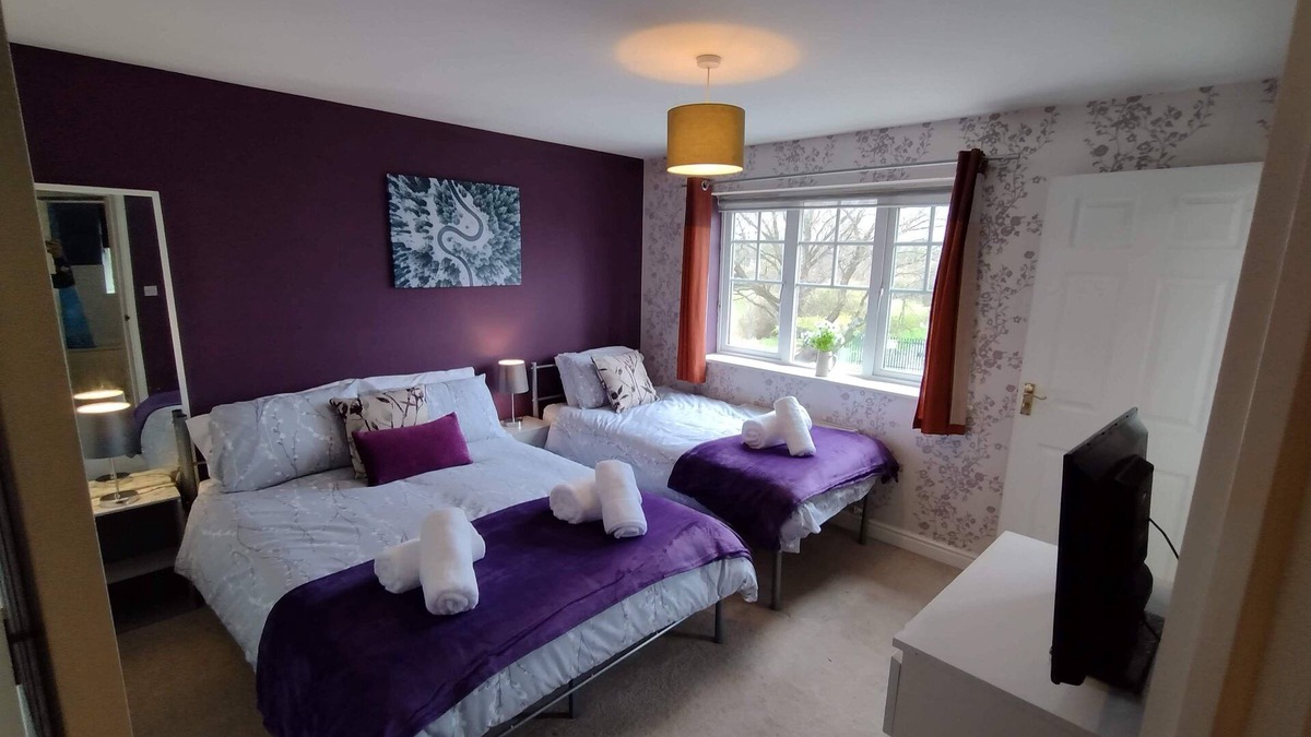 Walsall House | Modern 4 Bed House For Contractors & FamiliesnFree parking, M6, local amenities