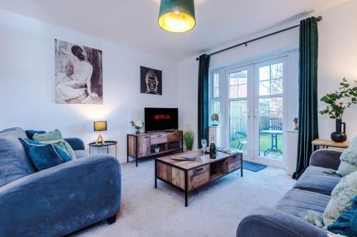 Crewe House | Modern 4-Bed Townhouse in Crewe by 53 Degrees Property, Ideal for Contractors & Business, FREE Parking - Sleeps 8