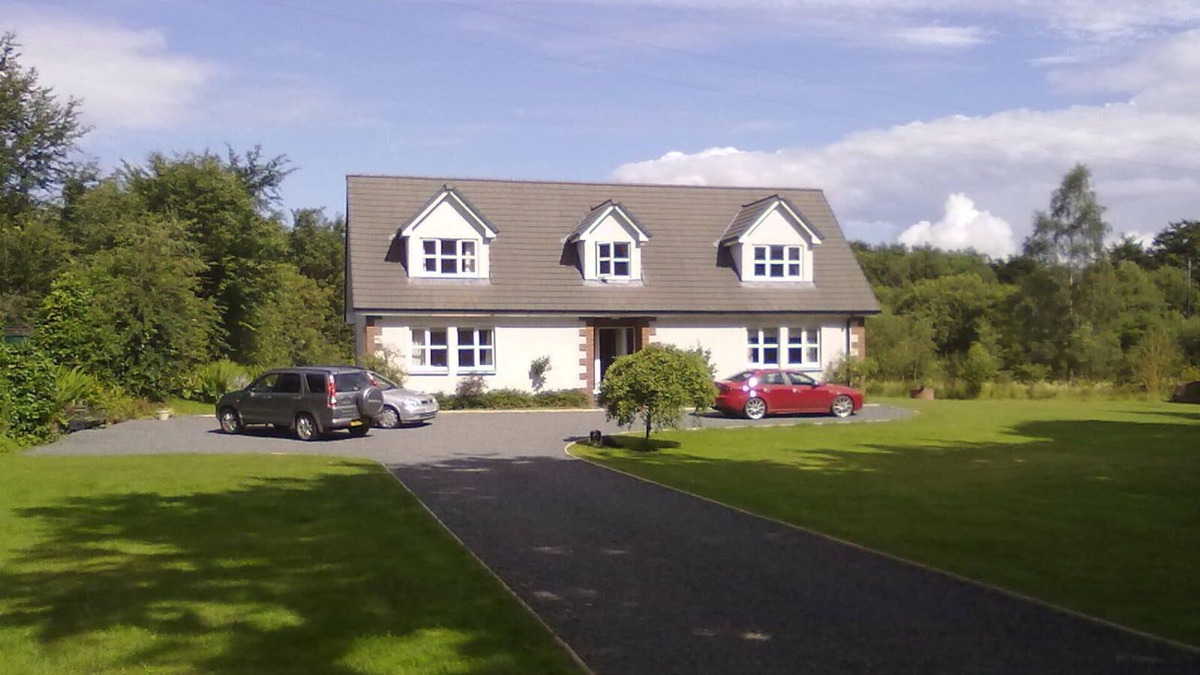 Fintry Cottage | Modern 4 Bedroom Country House with 1 acre gardens