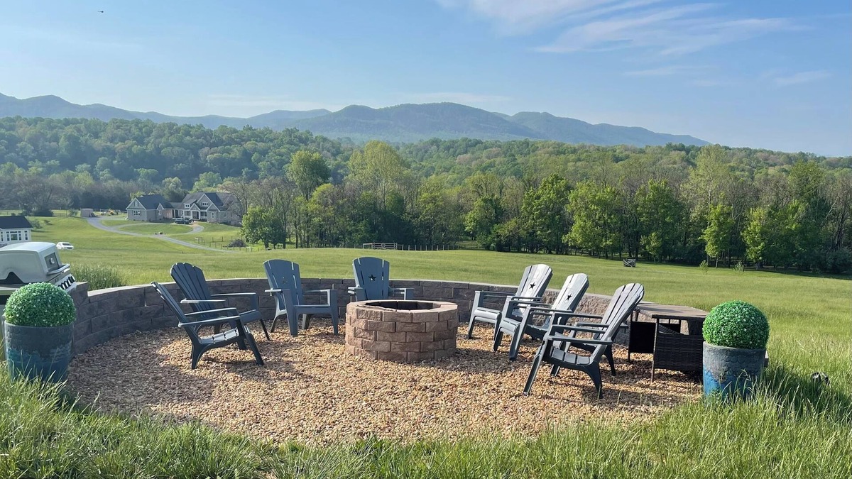 Stanley House | Modern 4-bedroom Country House in Stanley with WiFi, and A Big Sky View!