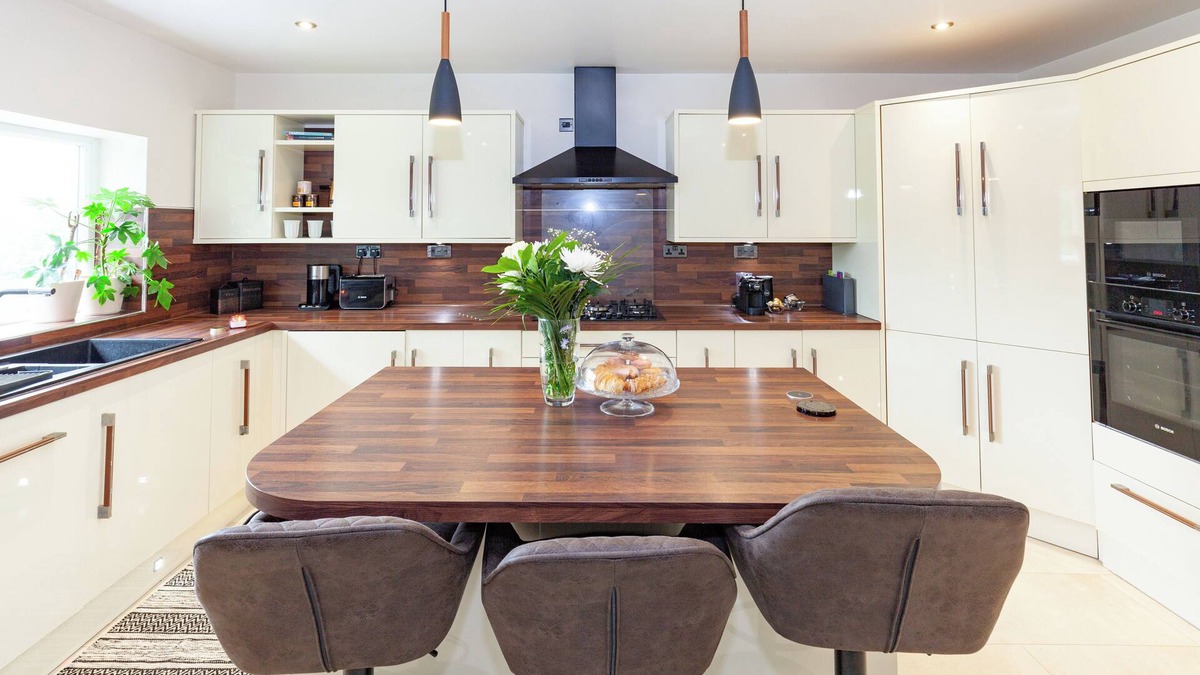Iffley House | Modern 4 bedroom family home with driveway parking