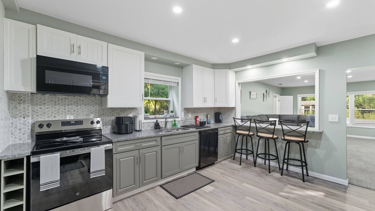 Pymatuning South House | Modern 4-bedroom house on PYM Lake with hot tub