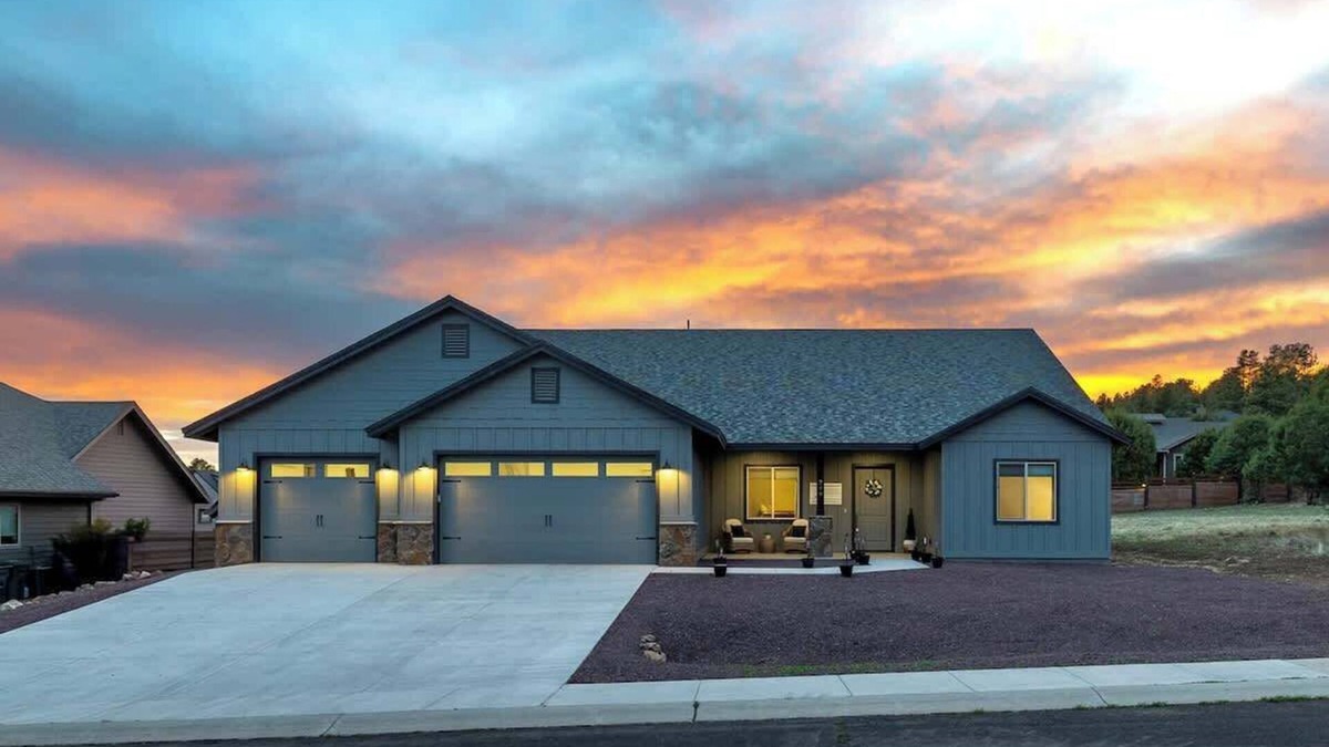 Williams House | Modern 4-BR Grand Canyon Home | Hot Tub & AC