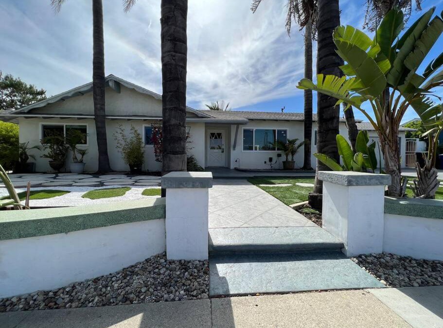 Casa Conejo House | Modern 4 King Beds, Beautiful Large Backyard, Golf, WFH, Long Stays, WI-FI, FWY, 25 mins to Beach