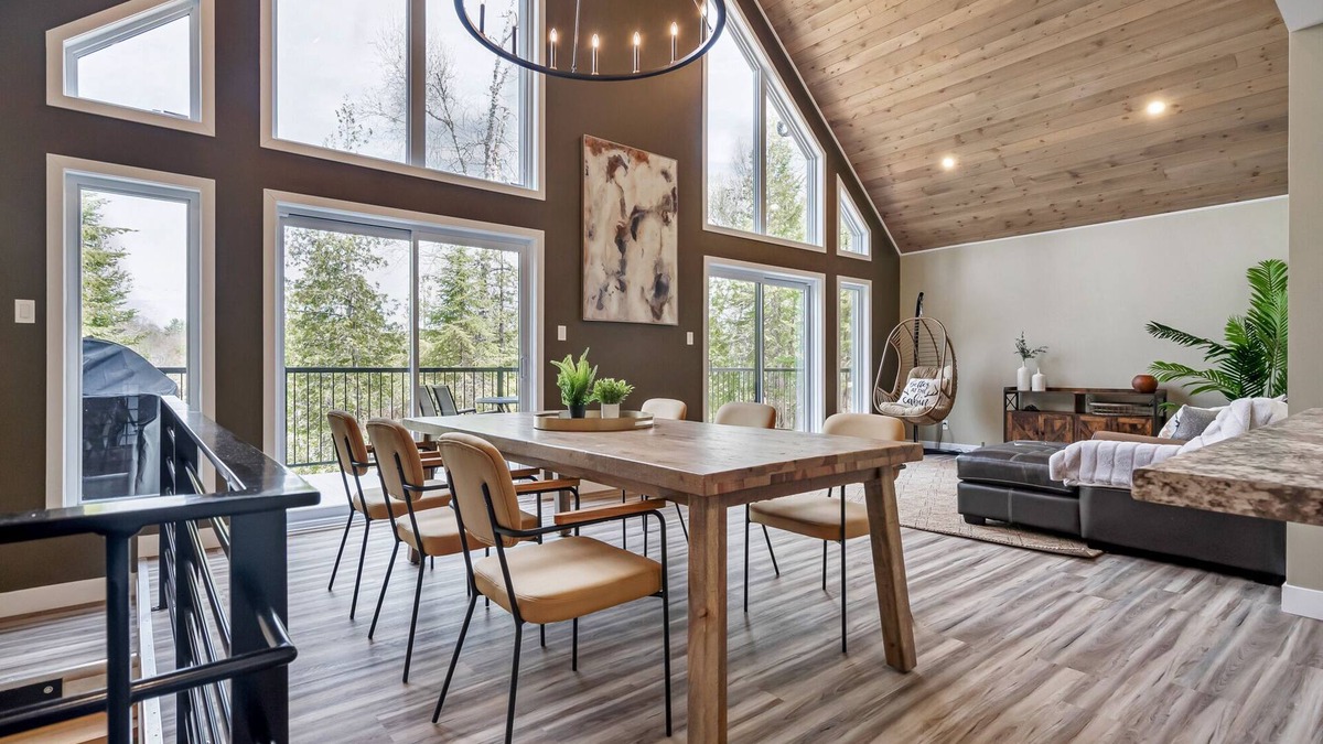 Low Cottage | Modern 4-season Lakefront Chalet with New Hot Tub & 4 Bedrooms: 1 hr from Ottawa