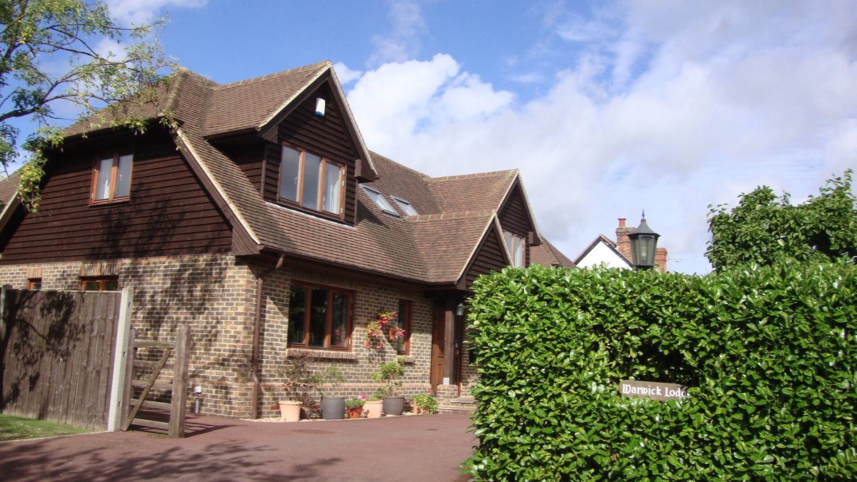 West Clandon Apartment | Modern 4 Star Apartment for two people. Wifi. Ample parking.