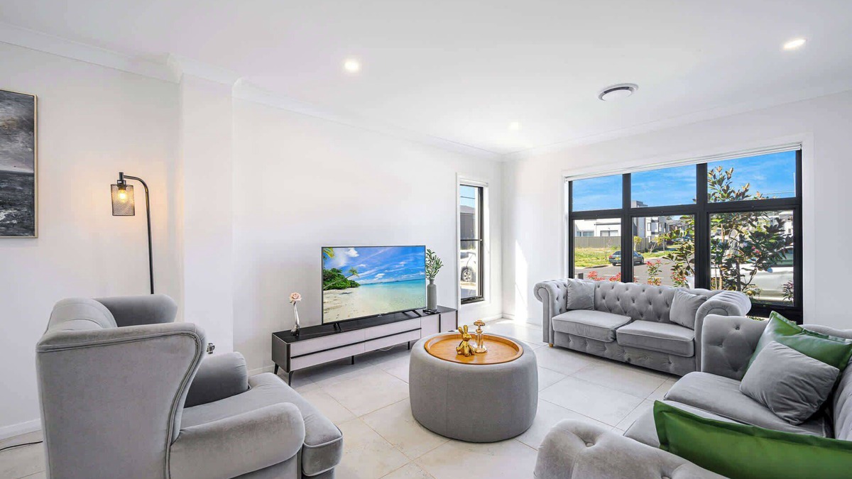 Denham Court House | Modern 4BD Family Retreat Near Leppington