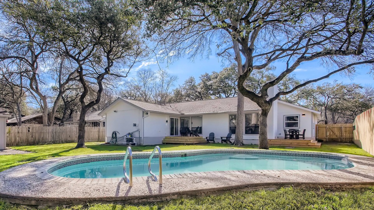 Village Oaks House | Modern 4bd w/Pool, Outside dining, Gourmet kitchen