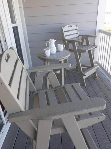 Chic's Beach House | Modern 4bdr Oceanfront home