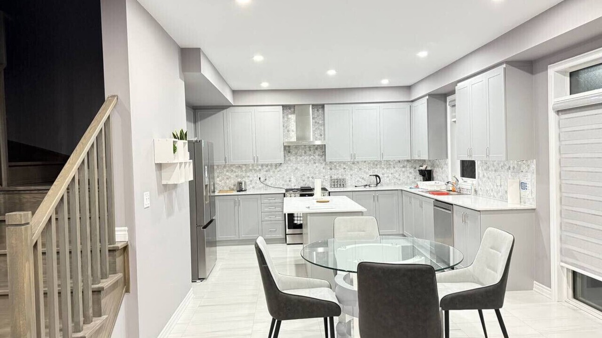 Port Colborne House | Modern 4Bdrm Home with Fireplace