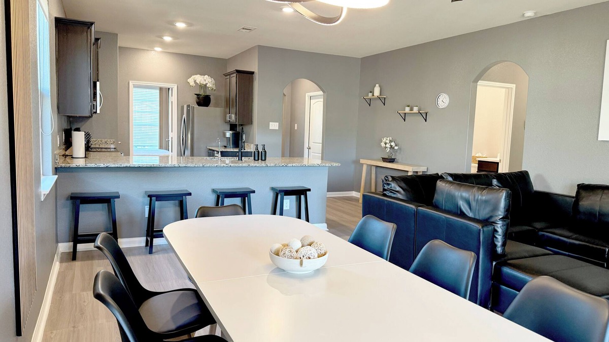 Magnolia House | Modern 4br 4 king beds Workspace 75" TV Fire pit Pets OK!