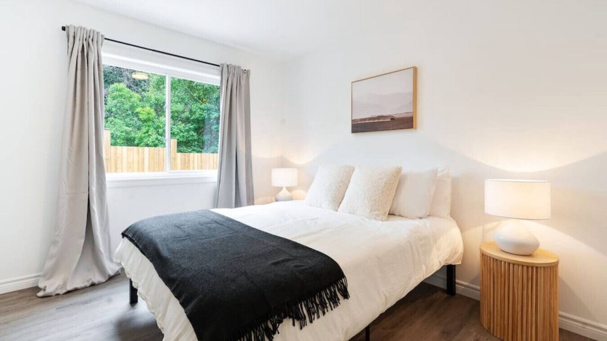 Barrie Apartment | Modern 4BR Coach House | Near Beach & Downtown
