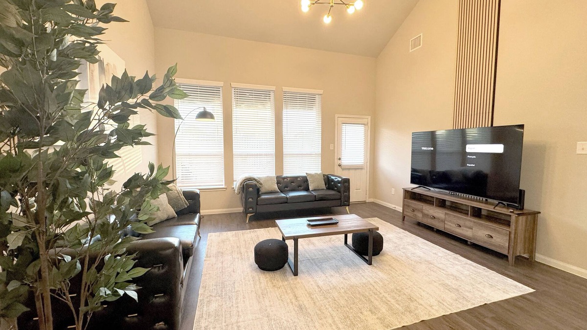 Porter House | Modern 4br house · 4 king beds · Game room · Community Pool · Pets welcome!