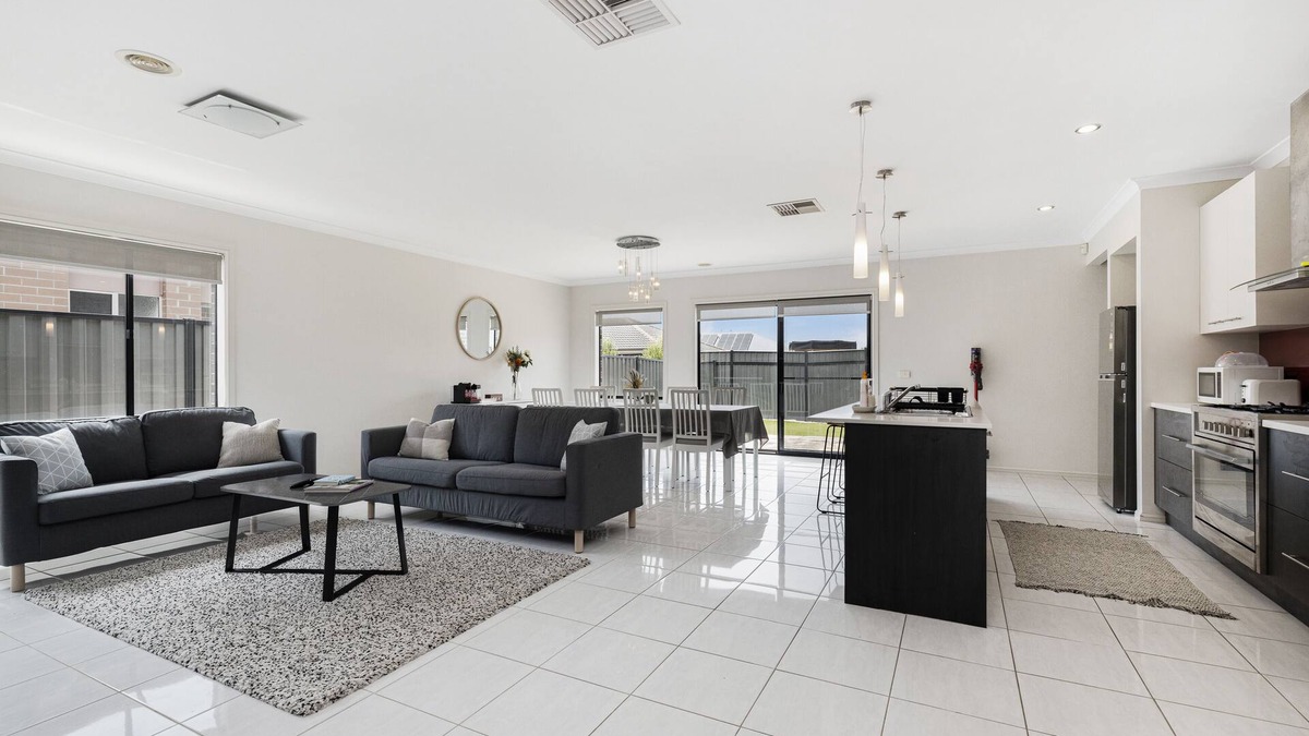 Point Cook House | Modern 4BR house perfect for family getaway