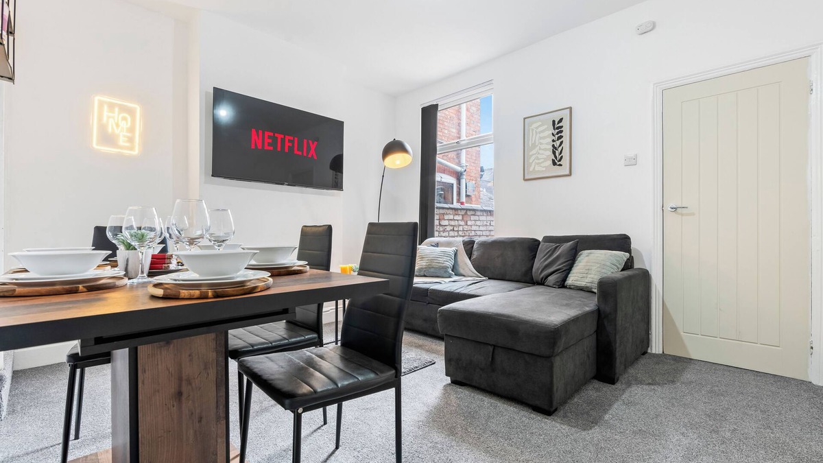 Welford House | Modern 4BR Leicester Home | Garden | Sleeps 10