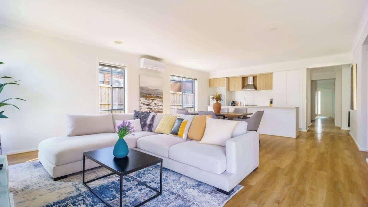 Clyde House | Modern 4BR near Parks & Shops Family Friendly