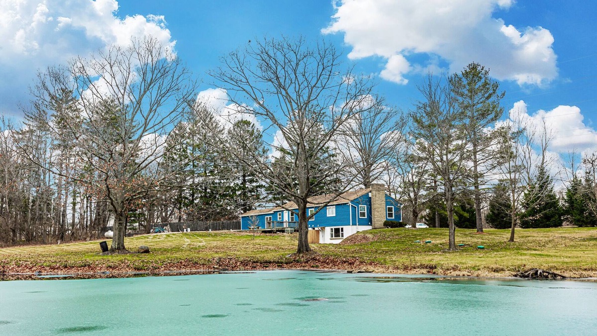 Delaware House | Modern 4BR Retreat on 3 Acres w/Hot Tub & Pond