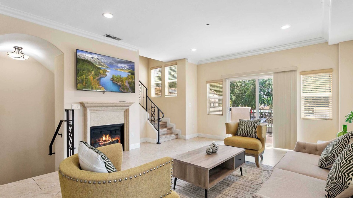 El Rancho House | Modern 4BR Townhouse in Serene Gated Community – Convenient in Pico Rivera#42081