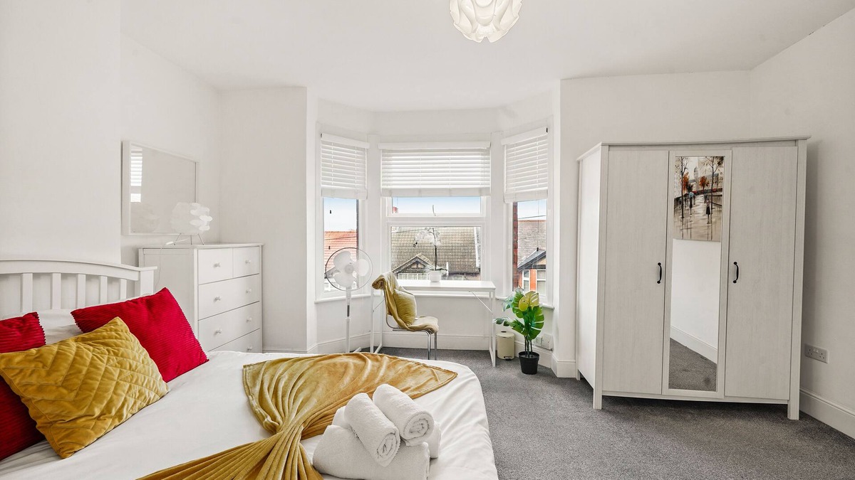 Luton House | Modern 4BR Victorian Home near Luton Airport