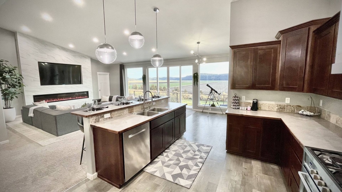 Klamath Falls House | ⭐️ Modern 4BR W/View - Crater Lake National Park - Running Y Resort ⛳️ House