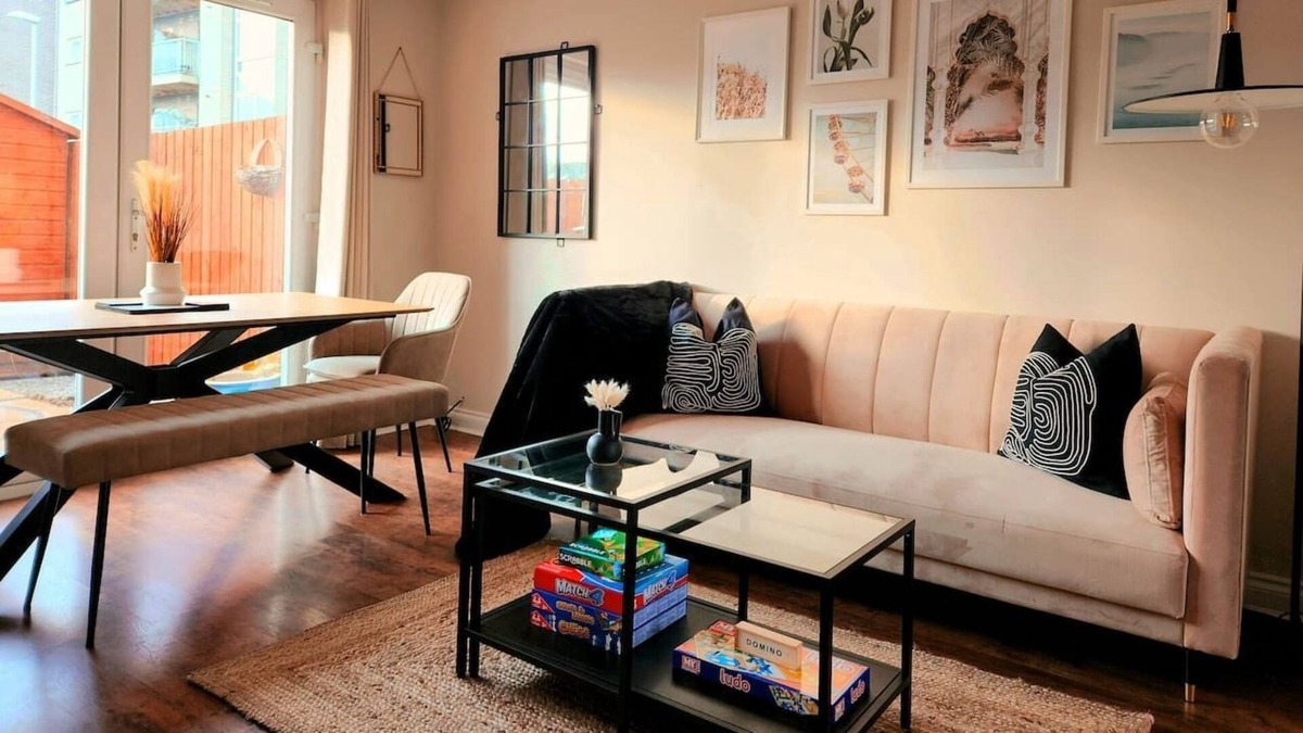 East End House | Modern 5 Bedroom Townhouse with Free Parking