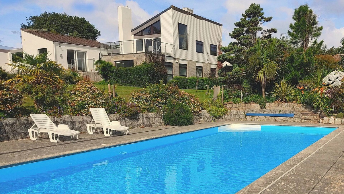 Carlyon Bay House | Modern 5 Bedroom House, Large Private Pool, Private Garden, and Sea View