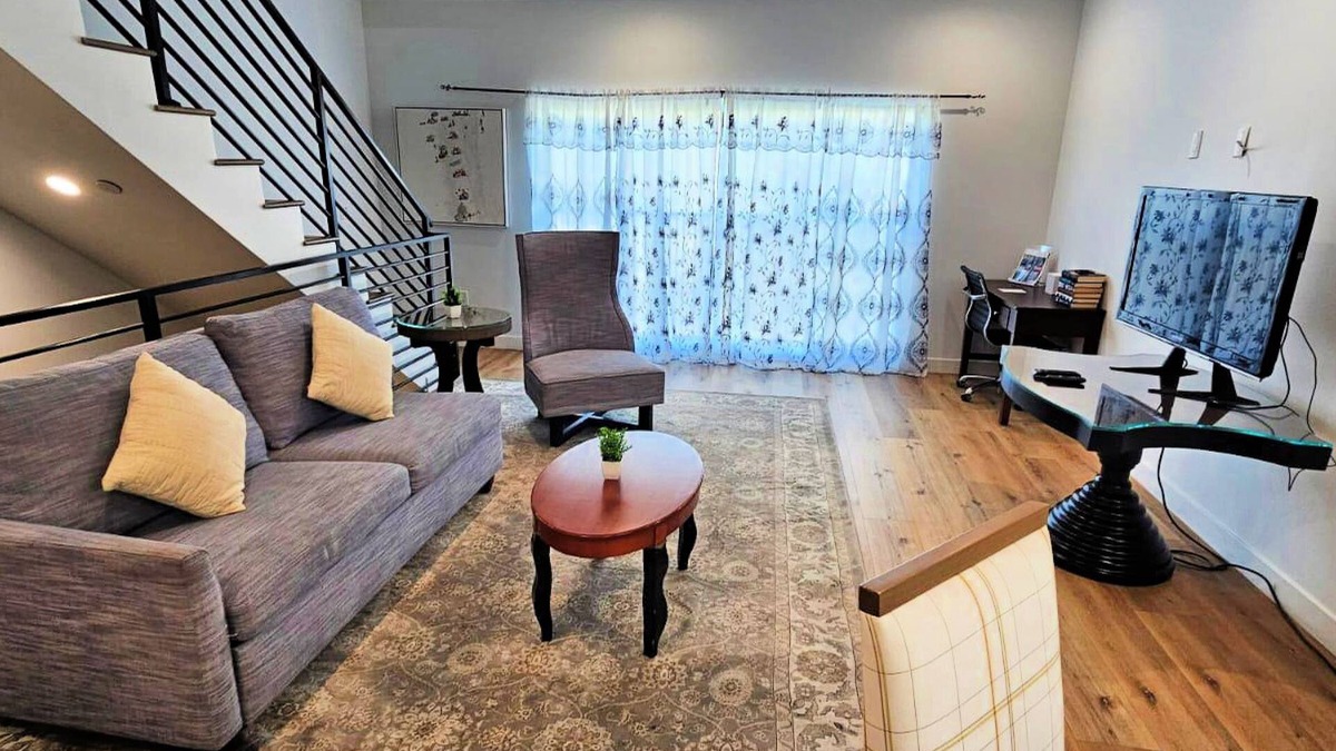 East Hollywood Hotel | Modern 5-Bedroom Hollywood Escape and Exclusive Stay with AC, WiFi & Parking