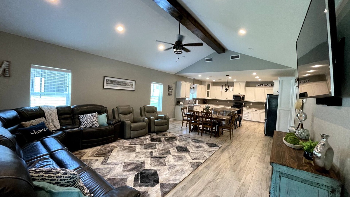 Zavalla House | Modern 5-BR Lake Getaway w/Covered Boat Parking
