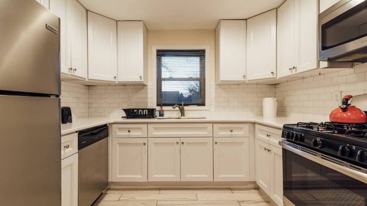 Ewing House | Modern 5⭐ Triplex - PERFECT for your GROUP TRIP!