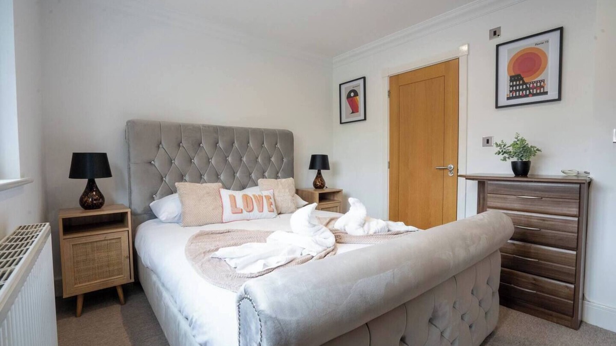 Marston Green Apartment | Modern 5BR Home 5mins to HS2, JLR, NEC Birmingham - Smart TV, Wifi, Free Parking