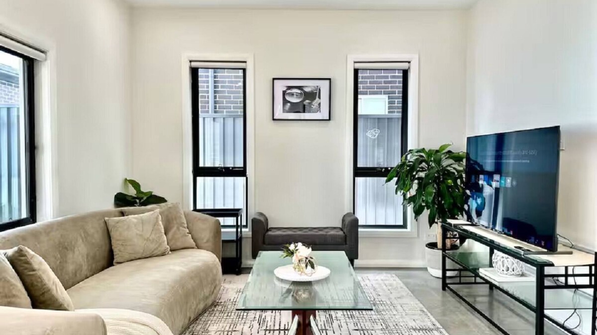 Bardia House | Modern 5BR Home Near Shops, BBQ & Blue Mountains
