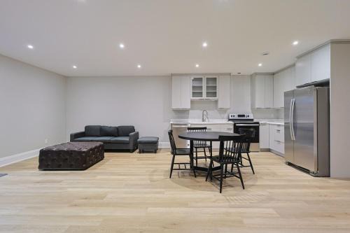 Niagara Falls House | Modern 6 Bedroom Masterpiece in Niagara Falls