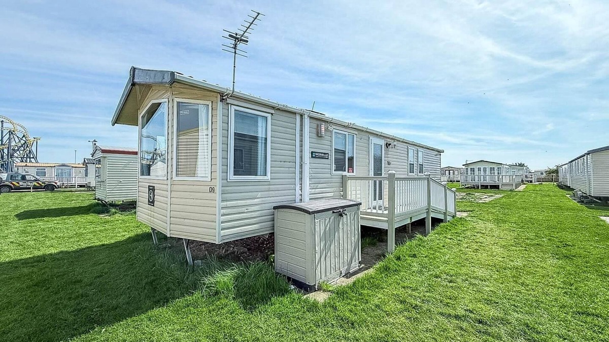 Ingoldmells House | Modern 6 berth caravan for hire at Fantasy Island in Skegness ref 58009D