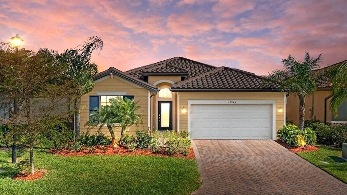 Gateway House | Modern 6-year new single house in mint condition! Fenced yard with a pond view.