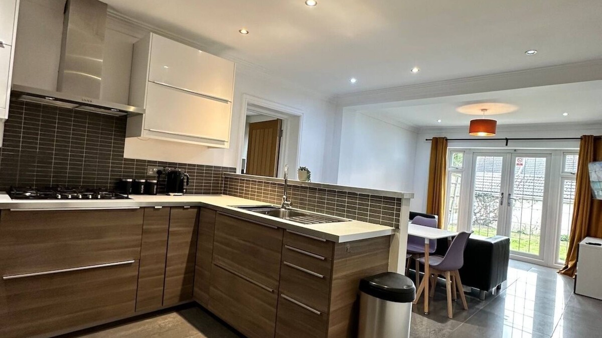 Woking House | Modern 7 Bedroom 7 Bed Home