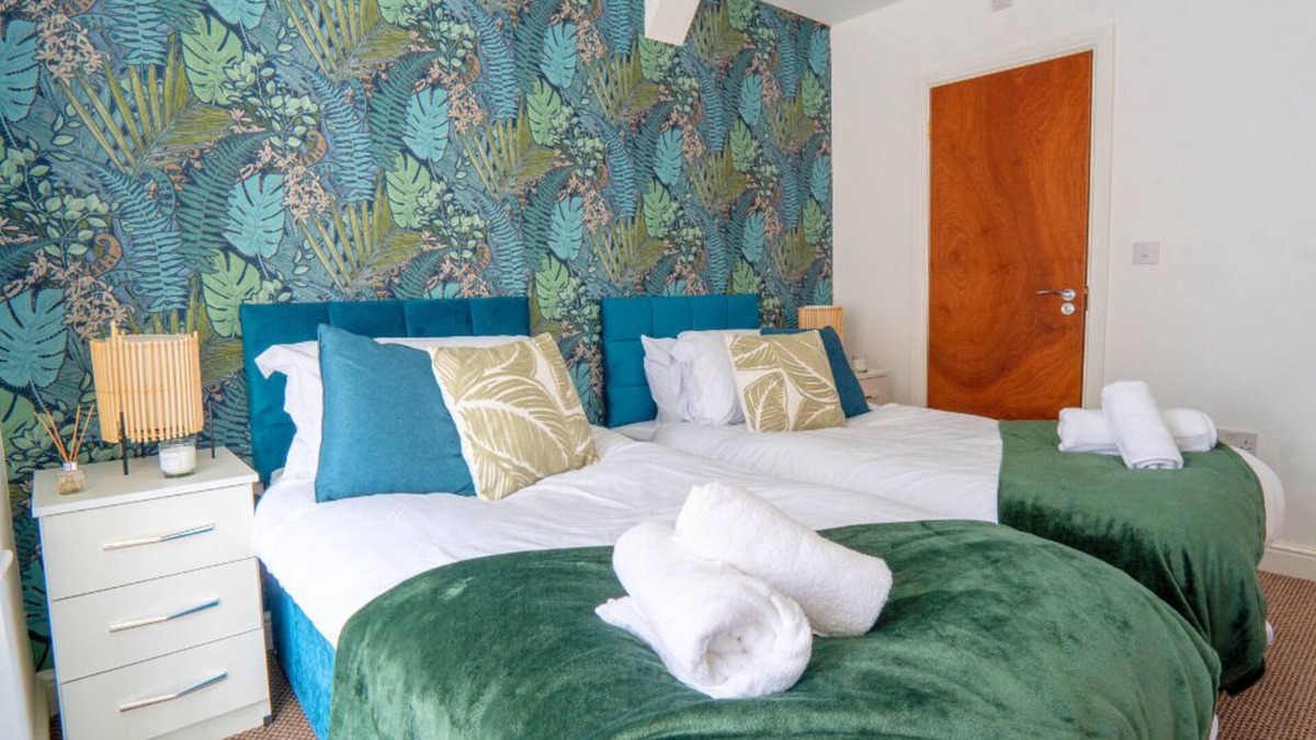 Stonnall House | Modern 7 Bedrooms & 4 Baths - Smart TV, WIFI, Washer/Dryer & Parking NEC, JLR