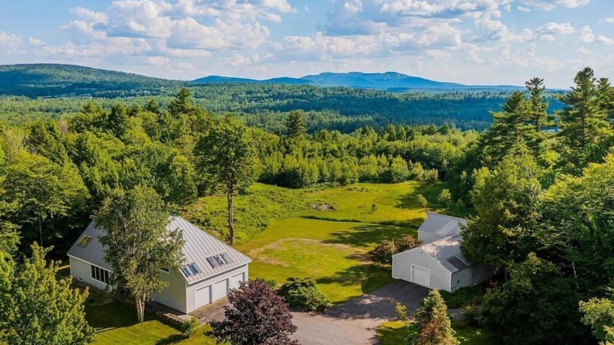 New London House | Modern 7-BR Chalet Minutes to Mt. Sunapee