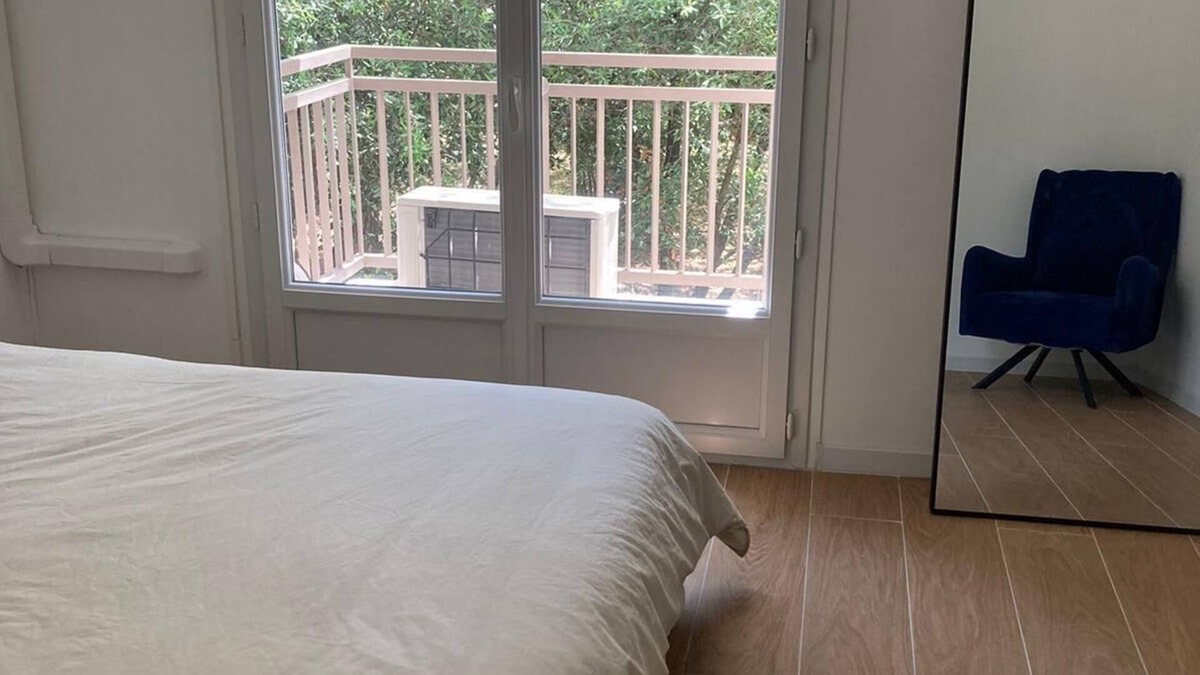 Aiguelongue Apartment | Modern 70 m² apartment in Aiguelongue: 2 bedrooms, terrace, parking and air conditioning.