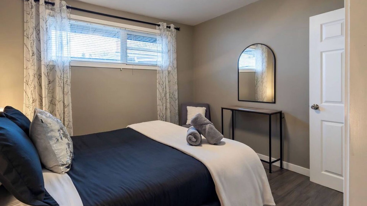 Regina House | Modern | 75" 4KTV & Wii | Fire Pit | Standing Desk Dual Monitors | 3 min to RCMP