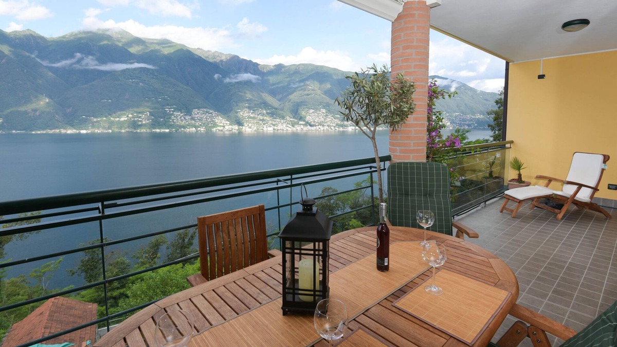 Tronzano Lago Maggiore Apartment | Modern apartment overlooking Lake Maggiore