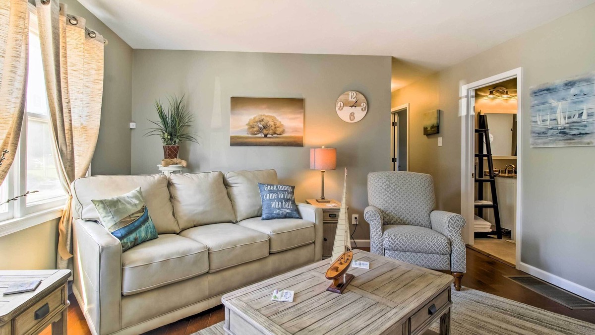 Stockton House | Modern Abode w/Patio ~ 1 Mi to Stockton Lake!